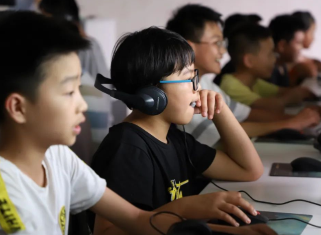 言传身教老师根据本身经历形成的共同个人魅力与鲜明教育风格 言传身教老师根据本身经历形成的共同个人魅力与鲜明教育风格