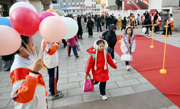 主题班会一体化德育形式年级分层施行善